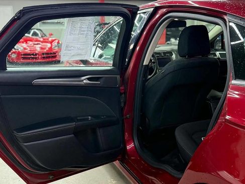 Used 2020 Ford Fusion SE image 11