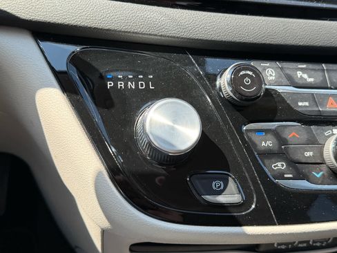 Used 2024 Chrysler Pacifica Touring-L FWD image 21