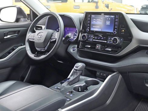 Used 2020 Toyota Highlander XLE image 27