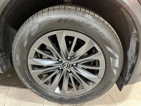 Certified 2025 MAZDA CX-70 3.3 Turbo w/ Preferred Package AWD/4WD image 10