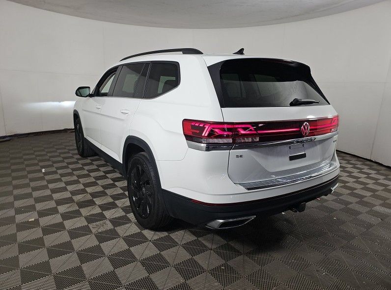 Used 2024 Volkswagen Atlas SE AWD/4WD image 4