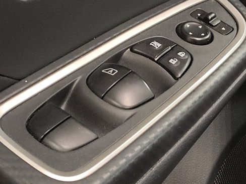 Used 2025 Nissan Versa SR w/ Trunk Package FWD image 27