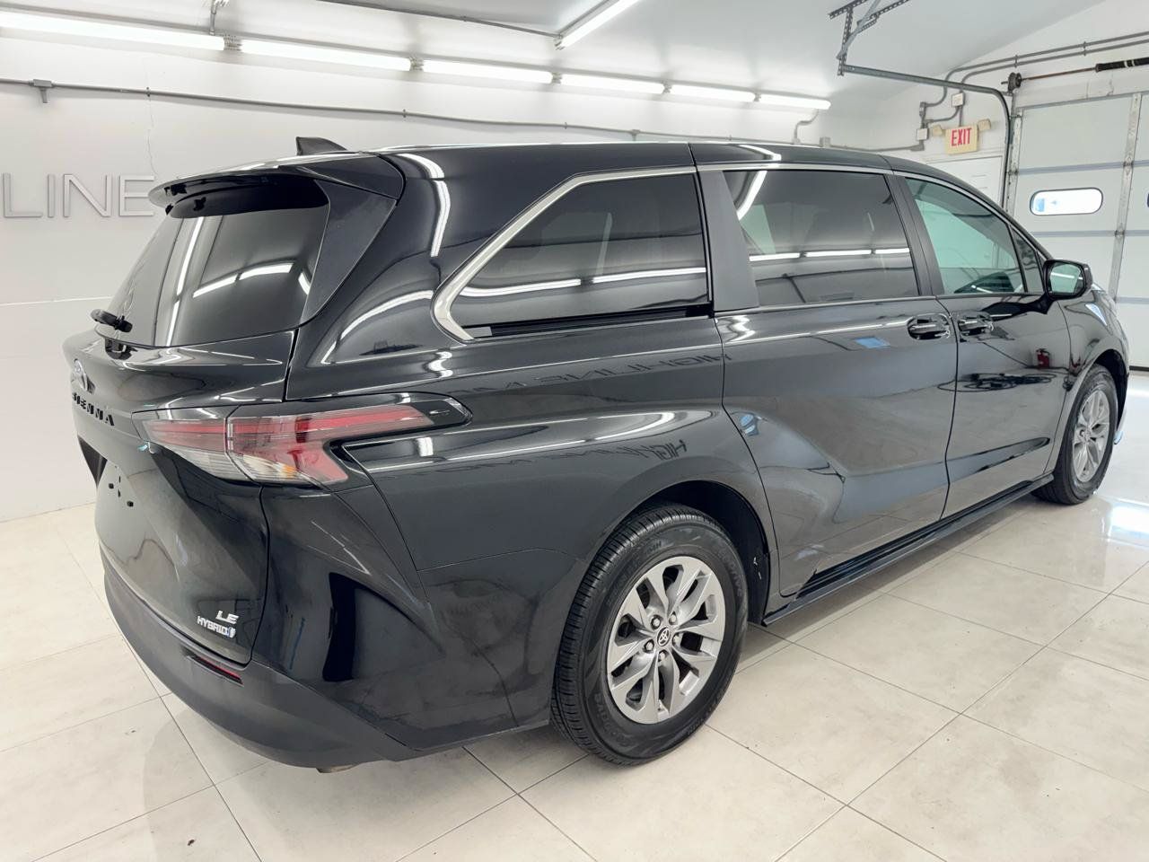 Used 2024 Toyota Sienna LE AWD/4WD image 4