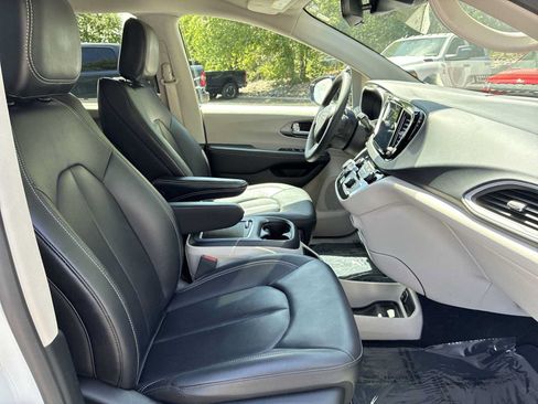 Used 2024 Chrysler Pacifica Touring-L FWD image 25