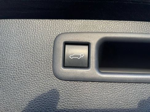 Used 2021 Toyota Highlander XLE AWD/4WD image 13