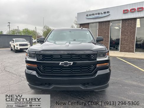 Used 2017 Chevrolet Silverado 1500 Custom w/ Custom Convenience Package AWD/4WD image 2