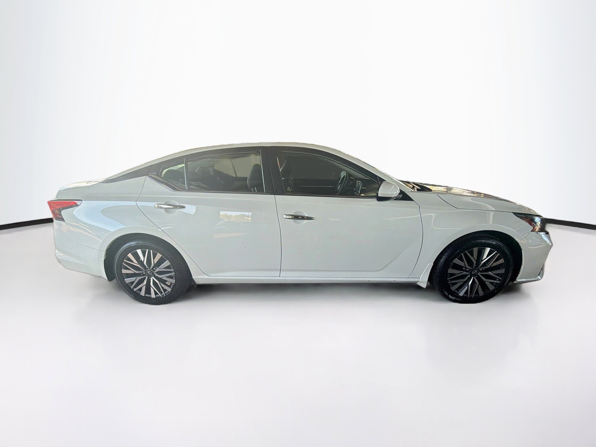 Used 2023 Nissan Altima 2.5 SV FWD image 10