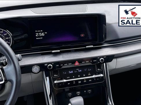 Used 2024 Kia Carnival EX FWD image 6