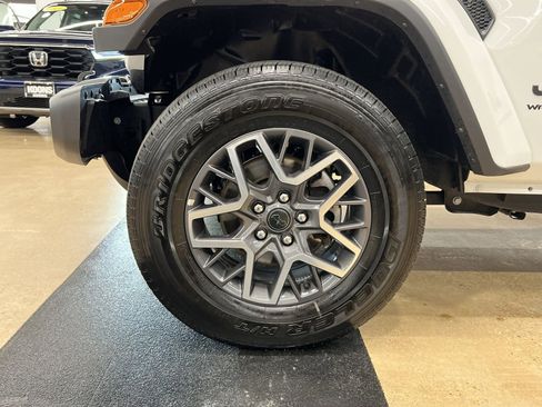 Used 2025 Jeep Wrangler Unlimited Sahara AWD/4WD image 11