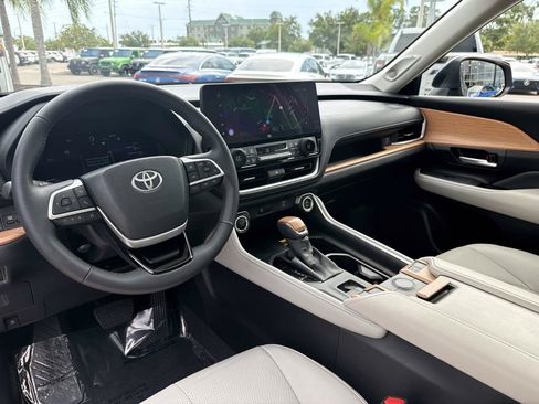 Used 2025 Toyota Grand Highlander AWD image 17