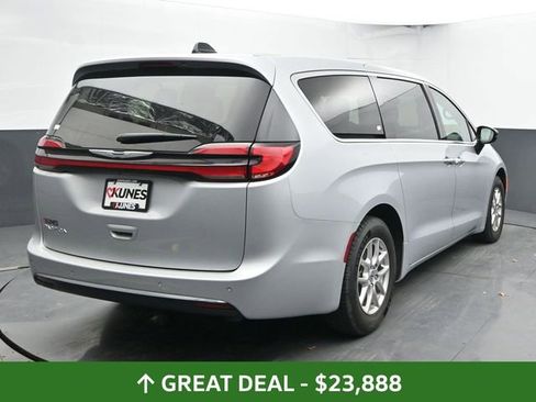 Used 2024 Chrysler Pacifica Touring-L FWD image 10