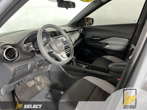 Used 2023 Nissan Kicks SR w/ SR Premium Package FWD image 11