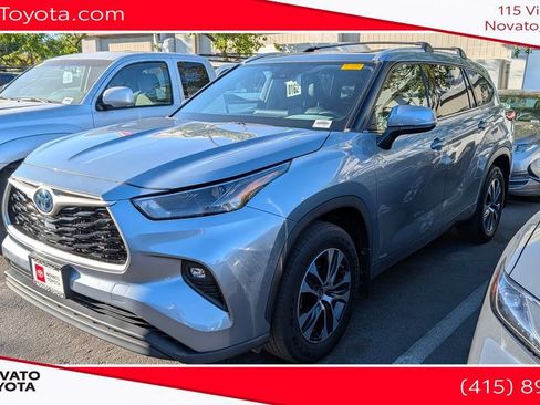 Used 2022 Toyota Highlander XLE AWD/4WD image 1