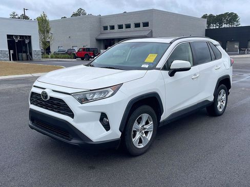 Used 2019 Toyota RAV4 XLE FWD image 3