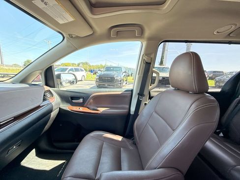 Used 2020 Toyota Sienna Limited Premium w/ Carpet Mat Package FWD image 26