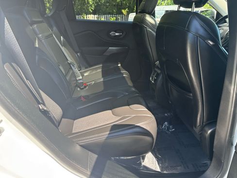 Used 2019 Jeep Cherokee Latitude Plus w/ Comfort/Convenience Group AWD/4WD image 14