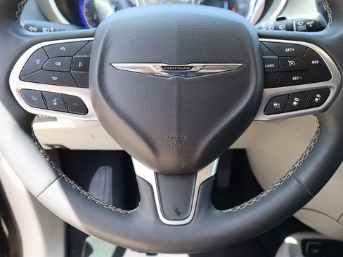 Used 2023 Chrysler Pacifica Touring-L FWD image 12
