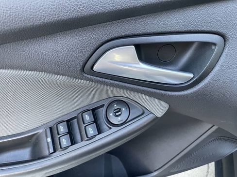 Used 2014 Ford Focus SE w/ SE Winter Package FWD image 21