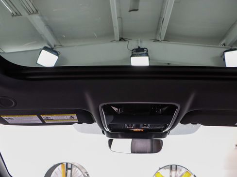 Used 2022 Land Rover Range Rover Velar R-Dynamic S image 21