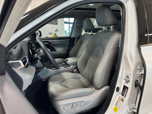 Used 2024 Toyota Highlander Platinum AWD/4WD image 12