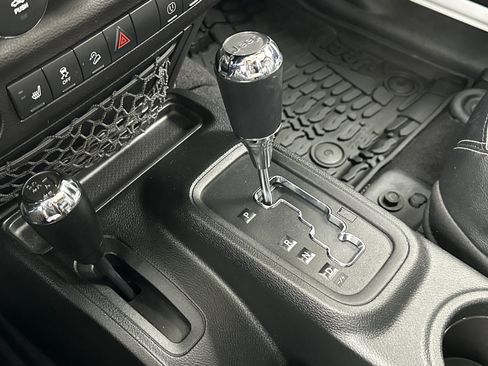 Used 2017 Jeep Wrangler Unlimited Sahara w/ Connectivity Group image 18