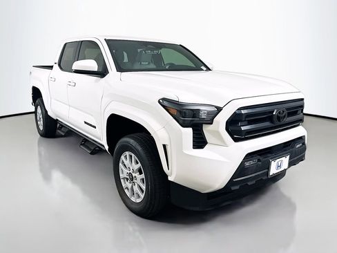 Used 2025 Toyota Tacoma SR5 image 3