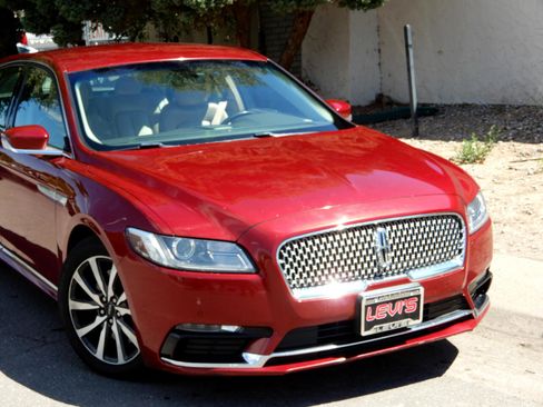 Used 2018 Lincoln Continental Premiere image 2