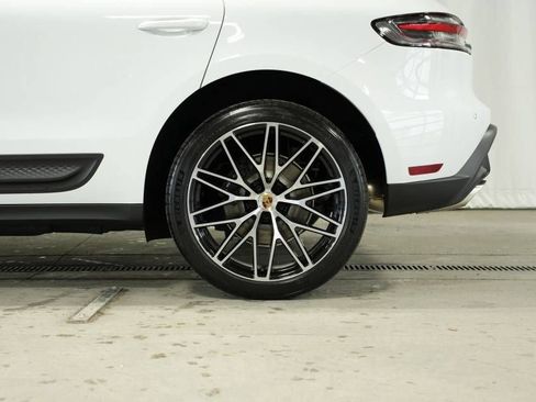Certified 2025 Porsche Macan AWD/4WD image 43