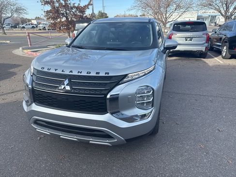 Used 2024 Mitsubishi Outlander SE image 3