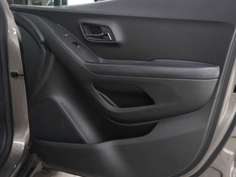 Used 2022 Chevrolet Trax LT w/ LT Convenience Package image 9