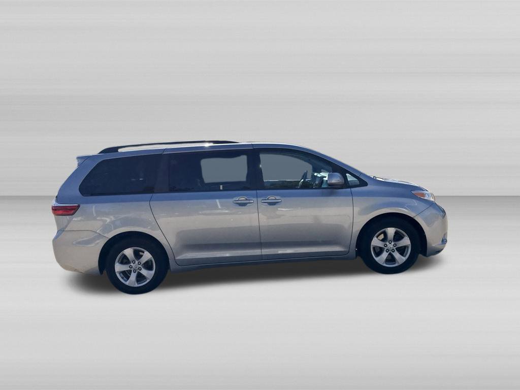 Used 2017 Toyota Sienna LE FWD image 4