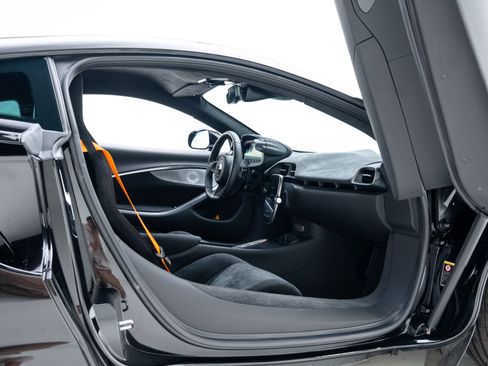 Used 2026 McLaren Artura image 30