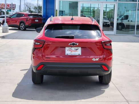 New 2026 Chevrolet Trax LT w/ Driver Confidence Package FWD image 8