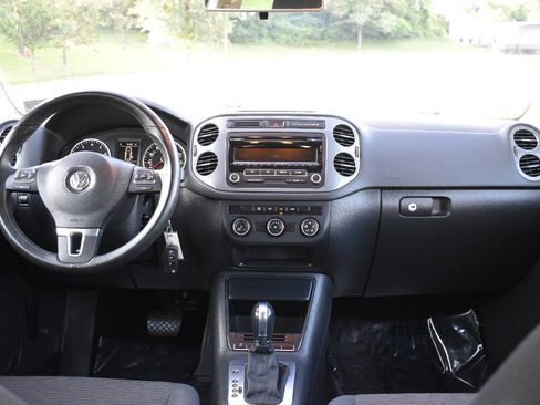 Used 2014 Volkswagen Tiguan S image 17