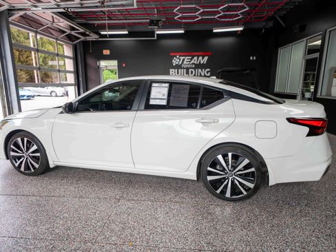 Used 2022 Nissan Altima 2.5 SR FWD image 2