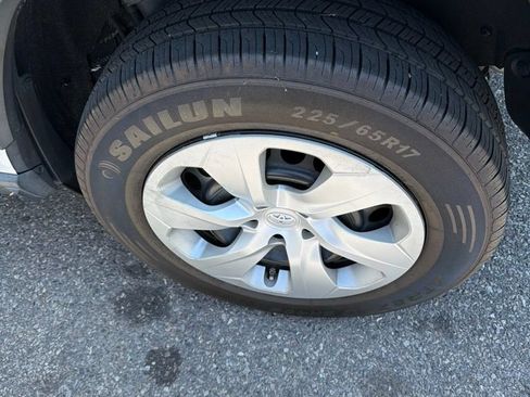 Used 2021 Toyota RAV4 LE AWD/4WD image 7