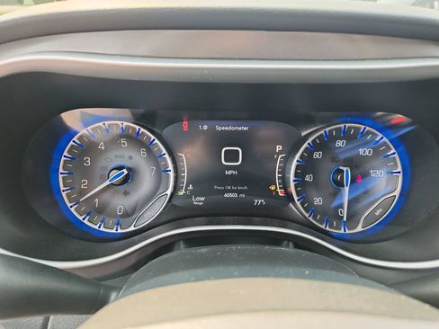 Used 2024 Chrysler Pacifica Touring-L FWD image 18