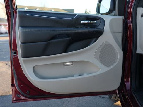 Used 2020 Dodge Grand Caravan SXT w/ Rear Park Assist Package image 14