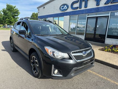 Used 2017 Subaru Crosstrek 2.0i Premium w/ Moonroof Package AWD/4WD image 2
