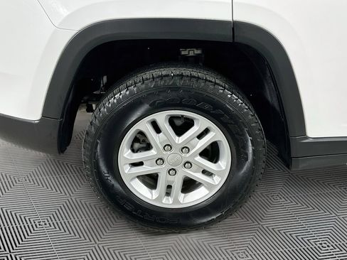 Used 2023 Jeep Grand Cherokee Laredo AWD/4WD image 27