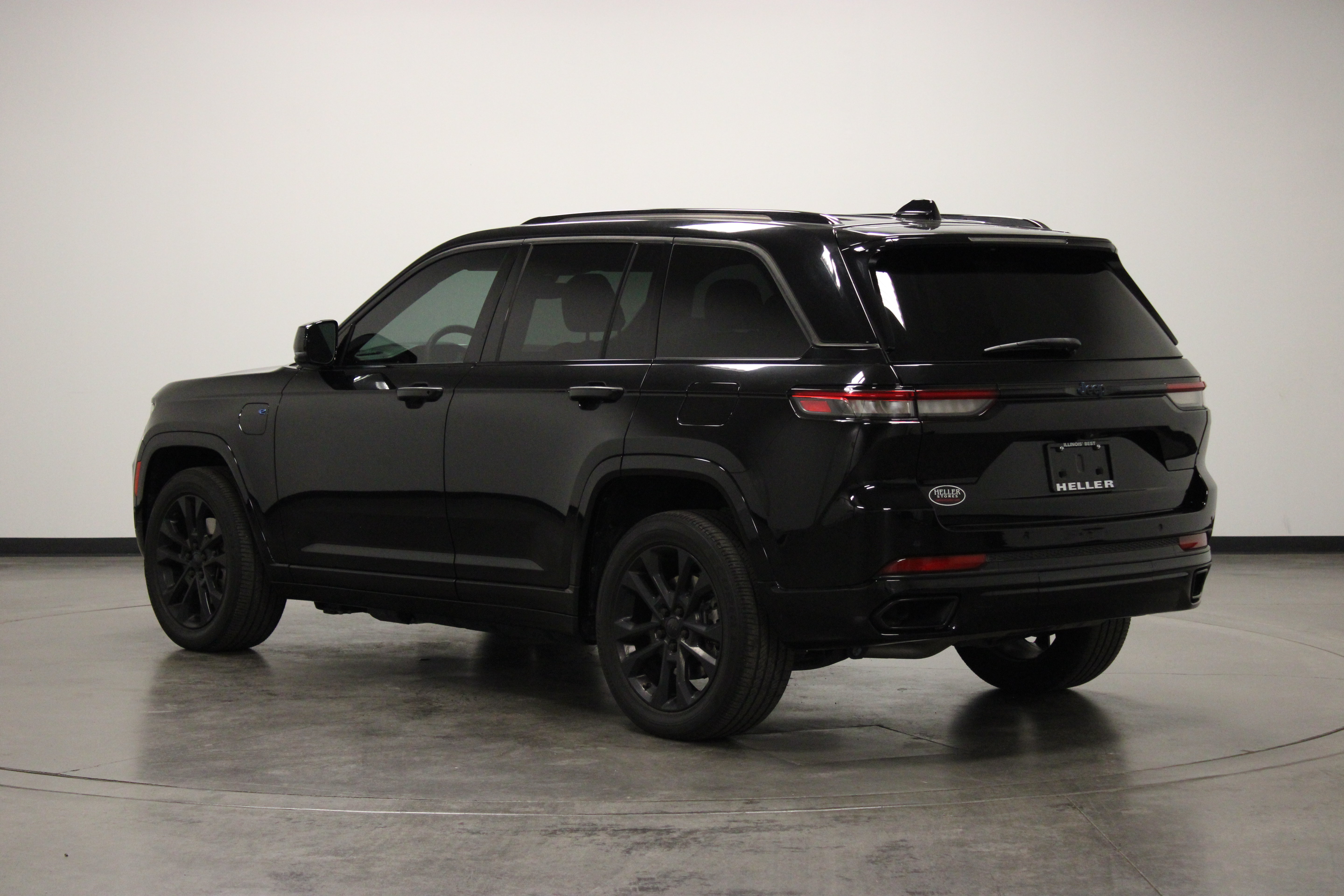 Used 2023 Jeep Grand Cherokee Overland AWD/4WD image 6