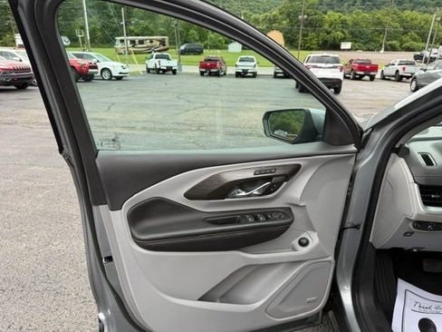 Used 2023 GMC Terrain SLT w/ Infotainment Package II AWD/4WD image 10