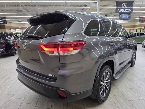 Used 2017 Toyota Highlander SE FWD image 6