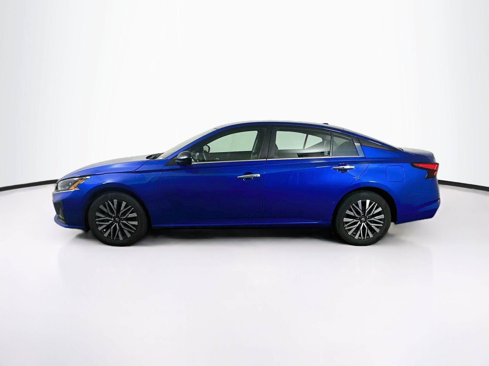 Used 2025 Nissan Altima 2.5 SV FWD image 4