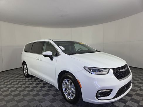 Certified 2023 Chrysler Pacifica Touring-L image 16