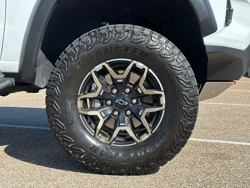 Used 2024 Chevrolet Colorado ZR2 w/ Technology Package AWD/4WD image 8