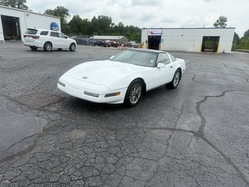 Used 1996 Chevrolet Corvette Coupe RWD image 2