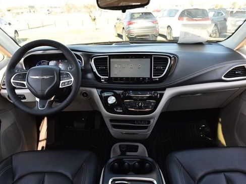 Used 2024 Chrysler Pacifica Select image 7