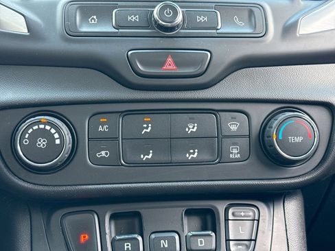 Used 2020 GMC Terrain SLE FWD image 19
