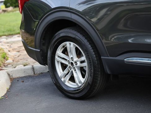 Used 2020 Ford Explorer XLT w/ Equipment Group 202A AWD/4WD image 5